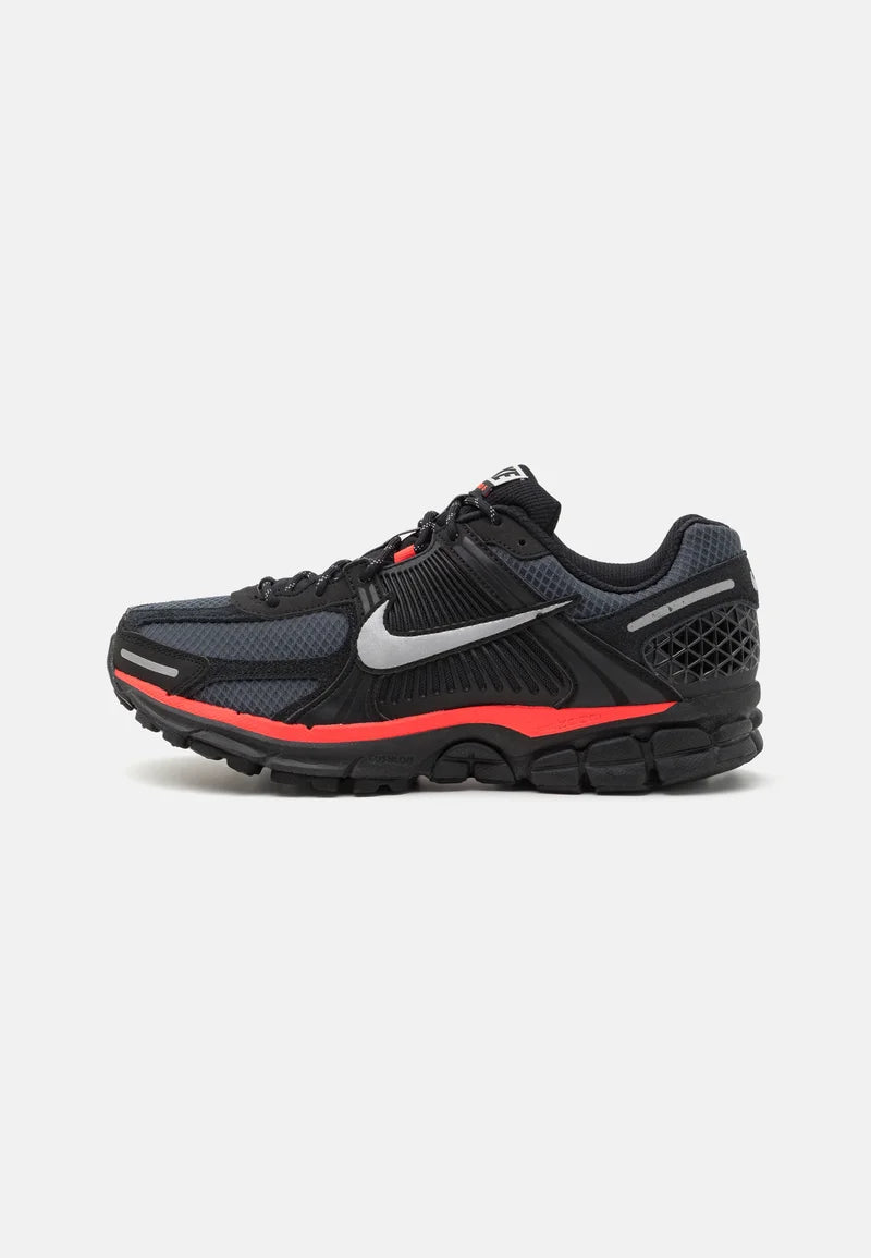 Nike Zoom Vomero 5 « Metallic Bred