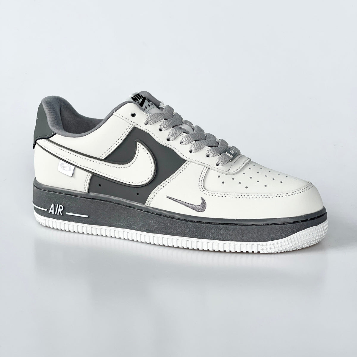 Sneaker AF1 Low blanc et gris foncé