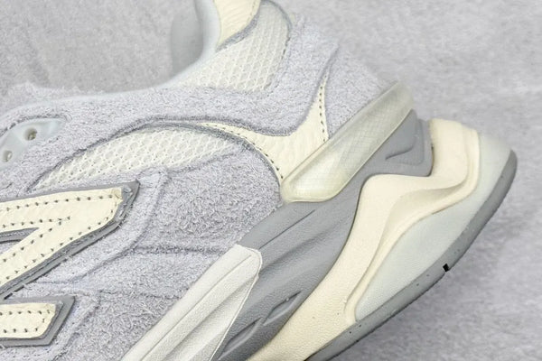 New Balance 9060 en Quartz Grey/Team Cream/Sea Salt