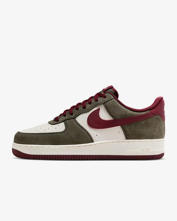 baskets Air Force 1 ’07 LV8 Cargo Kaki et Rouge