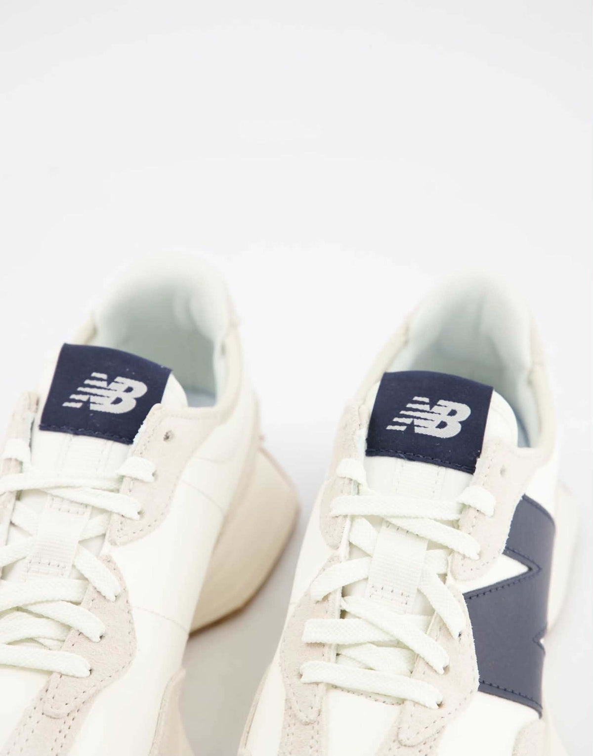 baskets New Balance 327 blanches avec logo bleu marine