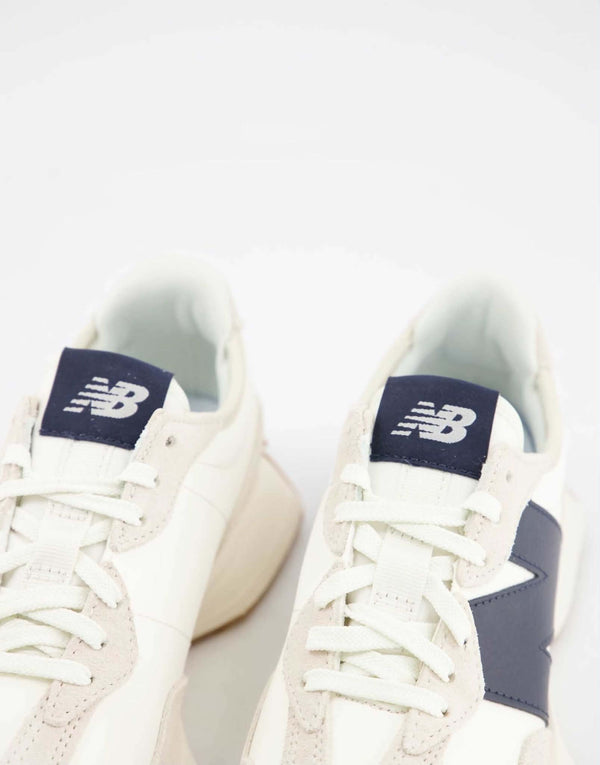 baskets New Balance 327 blanches avec logo bleu marine s
