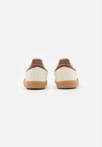 sneakers Adidas Originals Samba OG en blanc cassé et marron