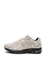 Sneaker NB 1906D Protection Pack dans le coloris Turtledove