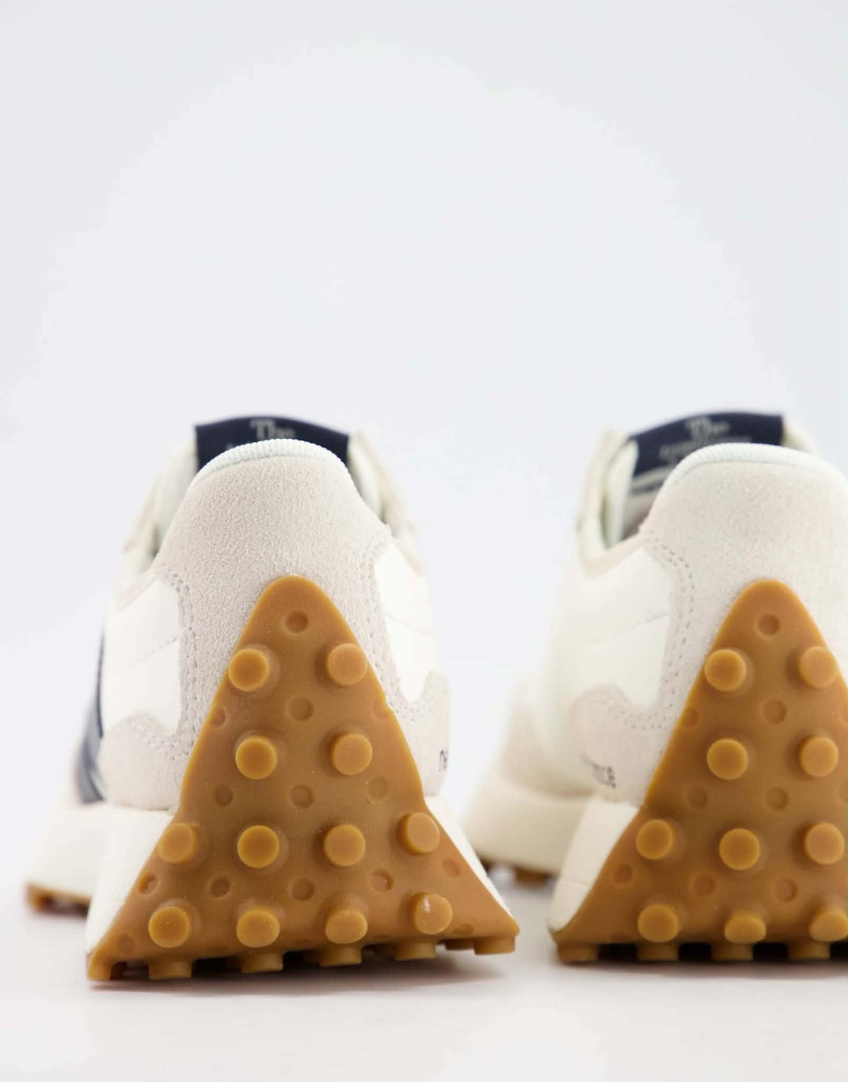 baskets New Balance 327 blanches avec logo bleu marine