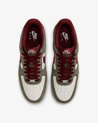 baskets Air Force 1 ’07 LV8 Cargo Kaki et Rouge