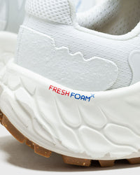 New Balance Fresh Foam X More Trail v3 en blanc et gris