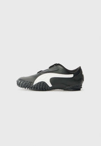 PUMA Mostro Perforated noire et blanche