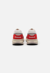 Basket Reebok Classic ERS World coloris dynamique rouge, gris et blanc