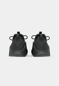 Basket Free Metcon 6 en coloris noir