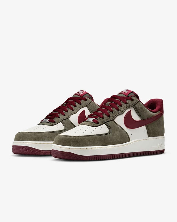 baskets Air Force 1 ’07 LV8 Cargo Kaki et Rouge