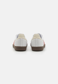 baskets Adidas Originals Samba en blanc et rose
