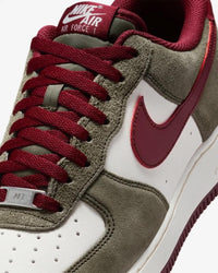 baskets Air Force 1 ’07 LV8 Cargo Kaki et Rouge