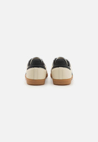 Basket Adidas Samba OG  coloris blanc cassé,
