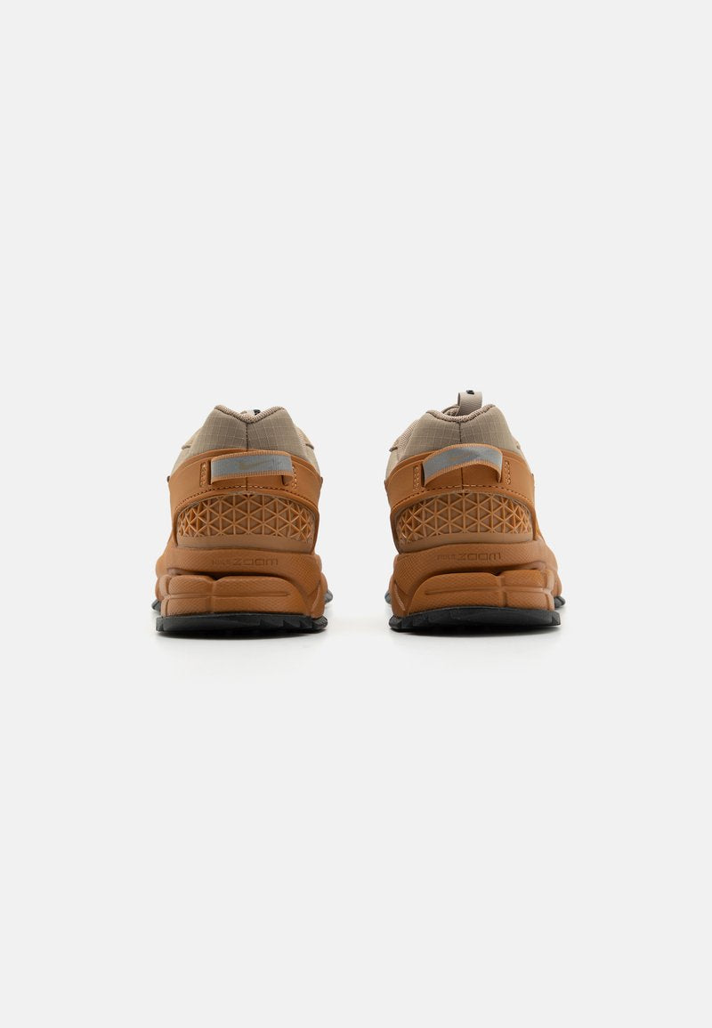 Basket  Nike Zoom Vomero Roam en coloris « Flax »