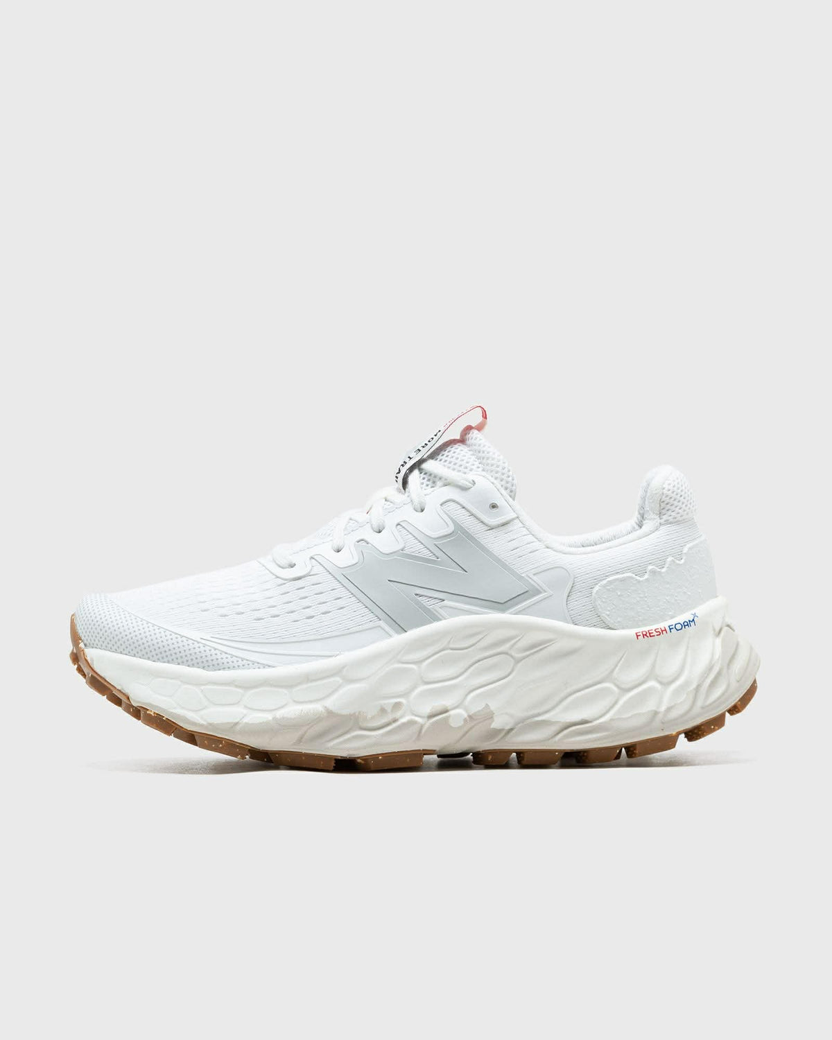 New Balance Fresh Foam X More Trail v3 en blanc et gris