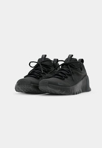Basket Free Metcon 6 en coloris noir