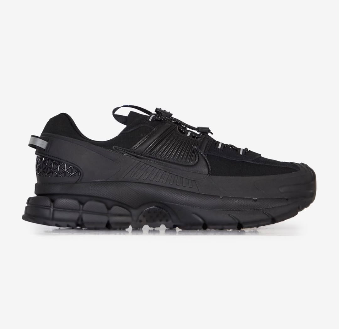 Basket  Nike Zoom Vomero Roam en noir intégral