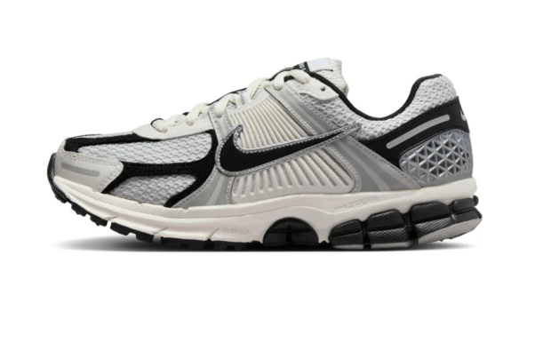 Nike Zoom Vomero 5 dans le coloris blanc/noir/platine pur