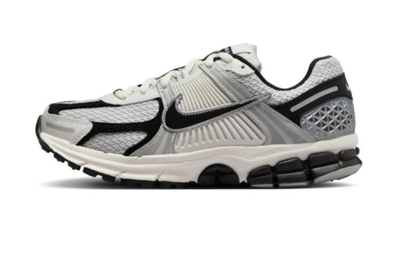 Nike Zoom Vomero 5 dans le coloris blanc/noir/platine pur