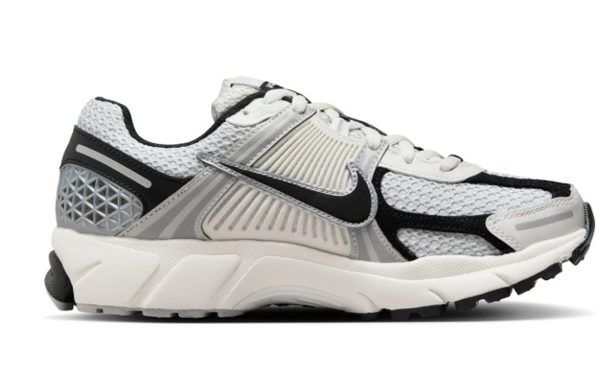 Nike Zoom Vomero 5 dans le coloris blanc/noir/platine pur