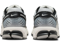 Nike Zoom Vomero 5 dans le coloris blanc/noir/platine pur
