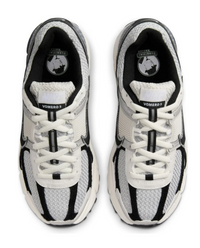 Nike Zoom Vomero 5 dans le coloris blanc/noir/platine pur