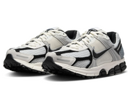 Nike Zoom Vomero 5 dans le coloris blanc/noir/platine pur