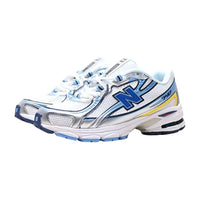 New Balance 740 blanc et bleu avec touches de jaune et d’argent