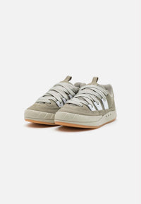 Basket adidas Adimatic Silver Pebble
