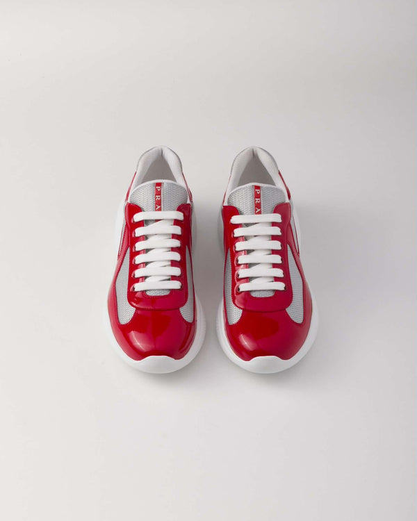 Prada America's Cup en cuir verni rouge et tissu technique gris.