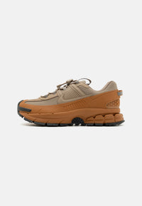 Basket  Nike Zoom Vomero Roam en coloris « Flax »