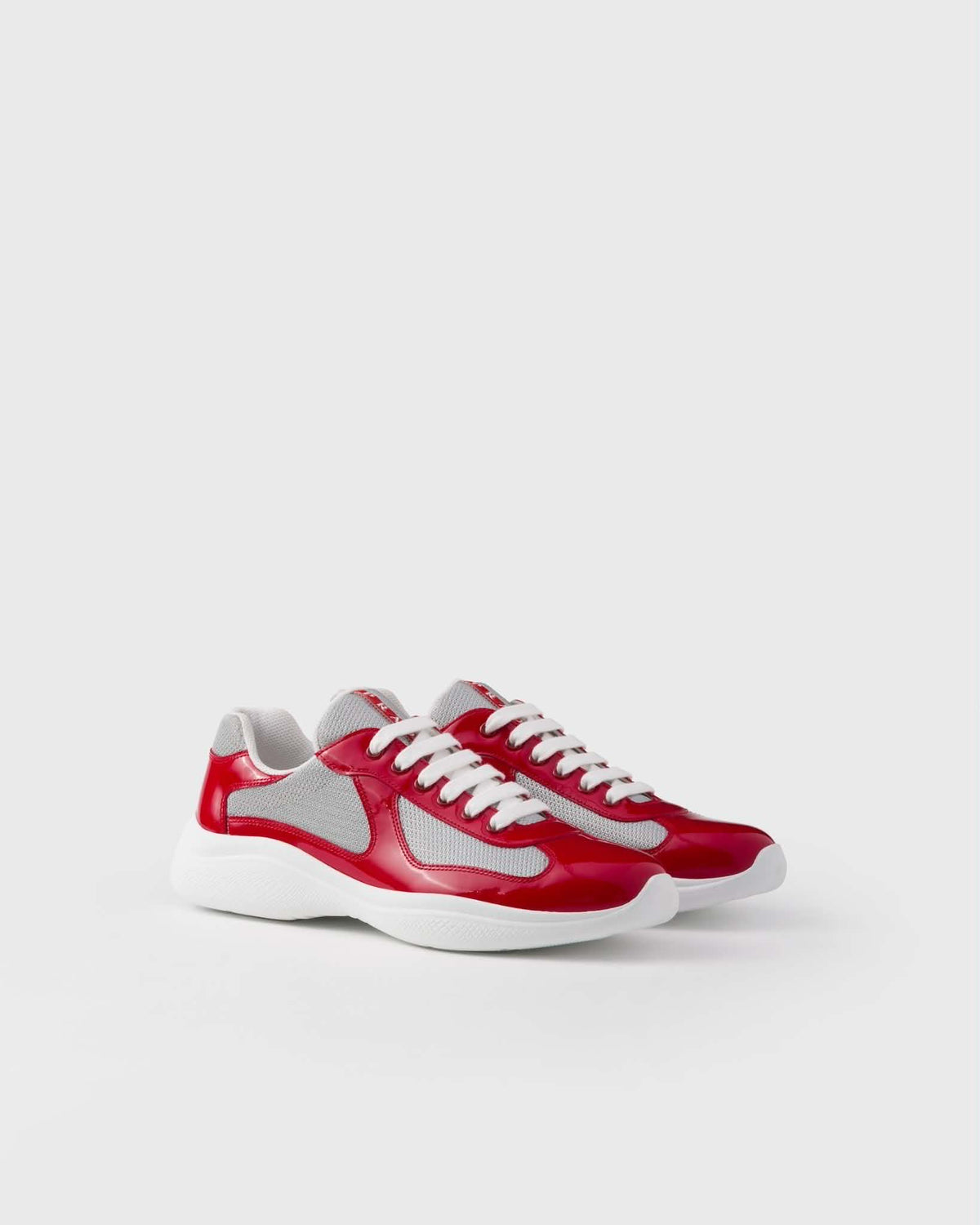 Prada America's Cup en cuir verni rouge et tissu technique gris.