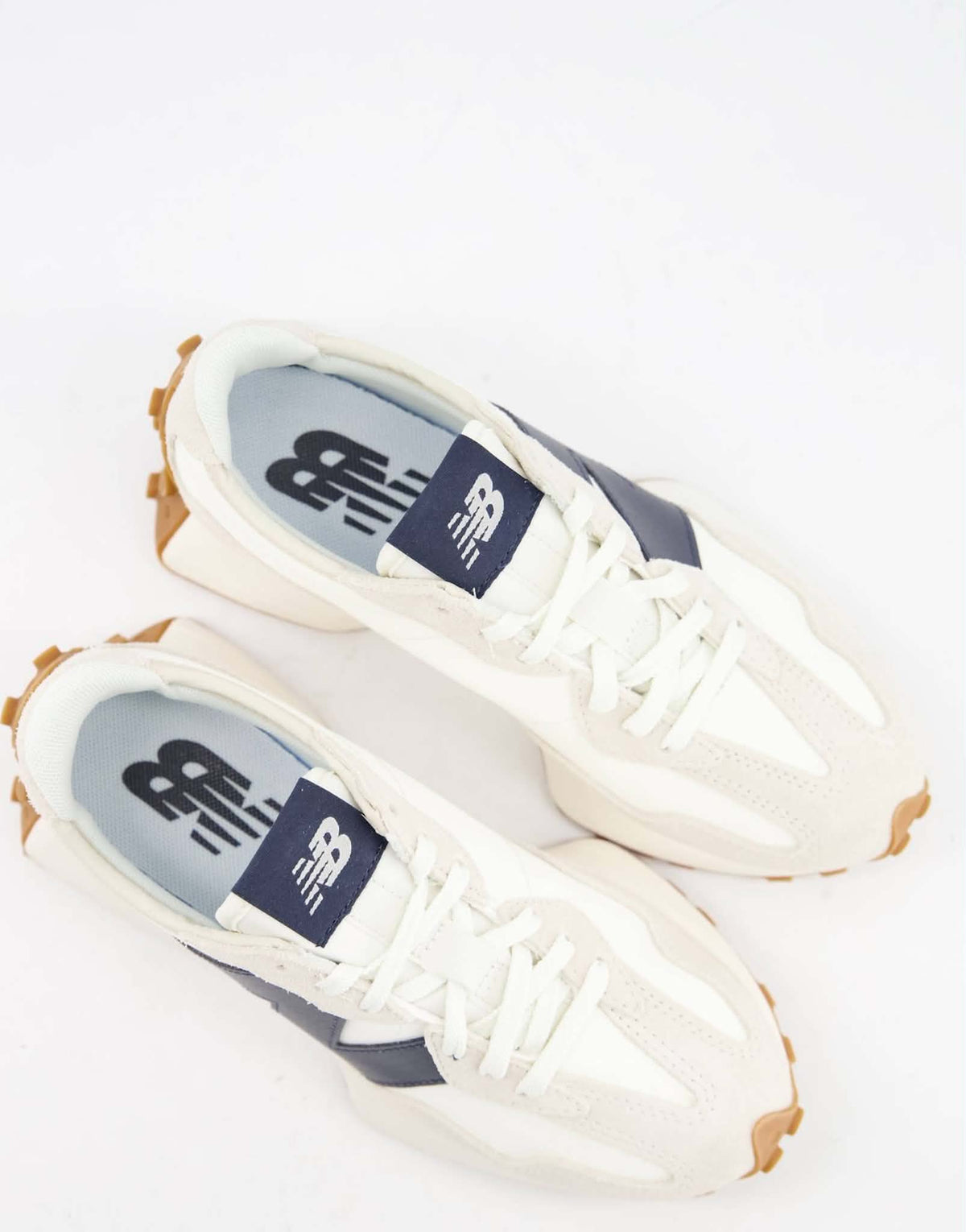 baskets New Balance 327 blanches avec logo bleu marine