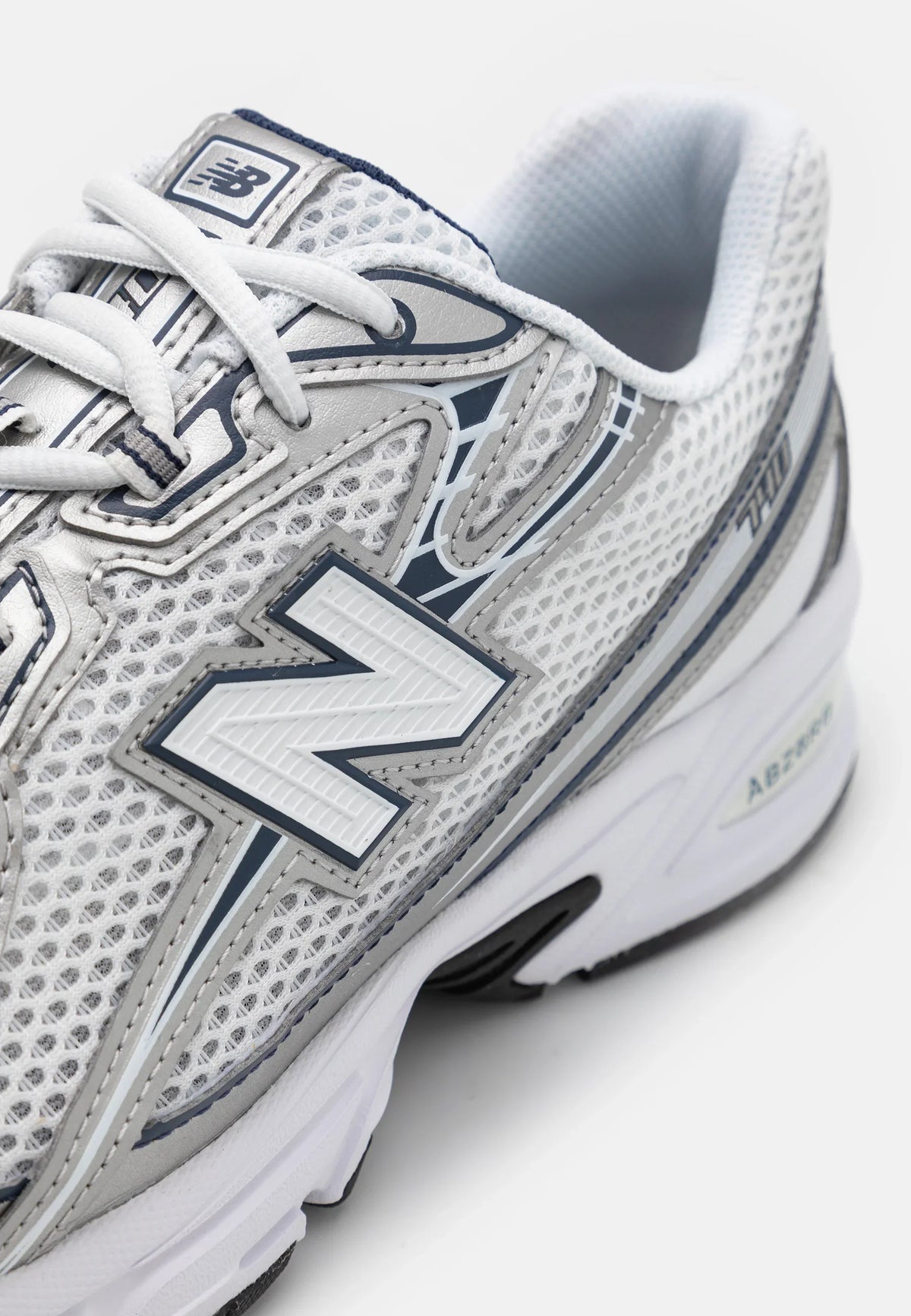 New Balance U740 Unisex