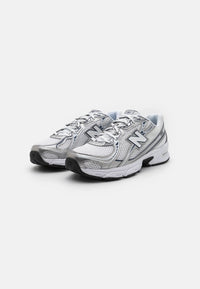 New Balance U740 Unisex