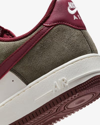 baskets Air Force 1 ’07 LV8 Cargo Kaki et Rouge