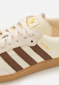 sneakers Adidas Originals Samba OG en blanc cassé et marron