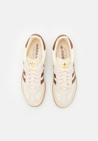 sneakers Adidas Originals Samba OG en blanc cassé et marron