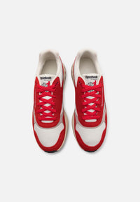 Basket Reebok Classic ERS World coloris dynamique rouge, gris et blanc