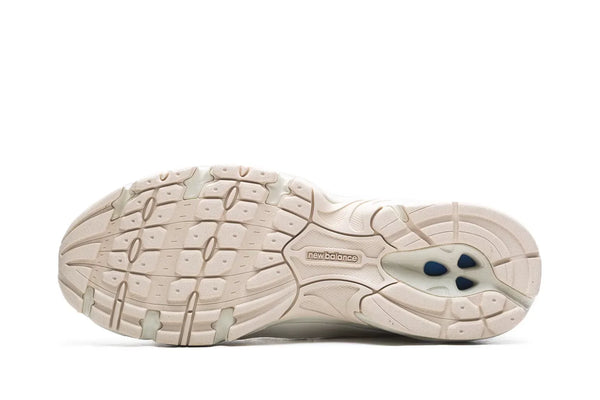 New Balance 740 en coloris blanc/argenté